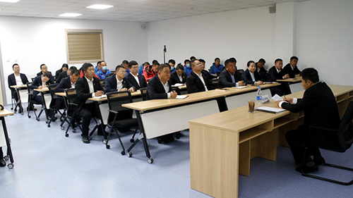 公司黨委副書記、工會主席紀(jì)景臣為景區(qū)運營一線黨員、積極分子講黨課