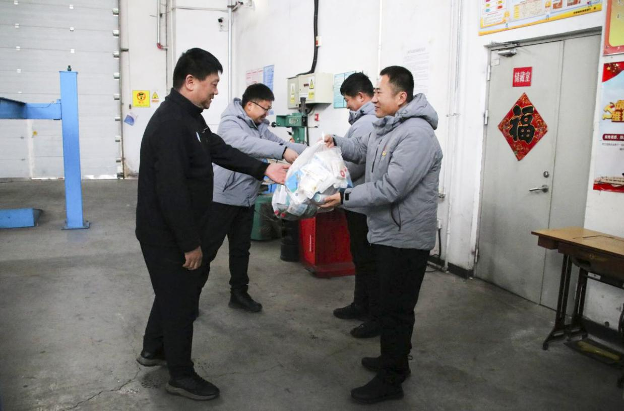 關(guān)愛相伴,健康同行——長白山西南景區(qū)運(yùn)營黨支部開展送藥送溫暖活動(dòng)