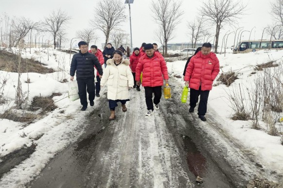 長(zhǎng)白山西南景區(qū)為您服務(wù)突擊隊(duì)開(kāi)展 “情暖三月學(xué)雷鋒”志愿服務(wù)關(guān)愛(ài)行動(dòng)